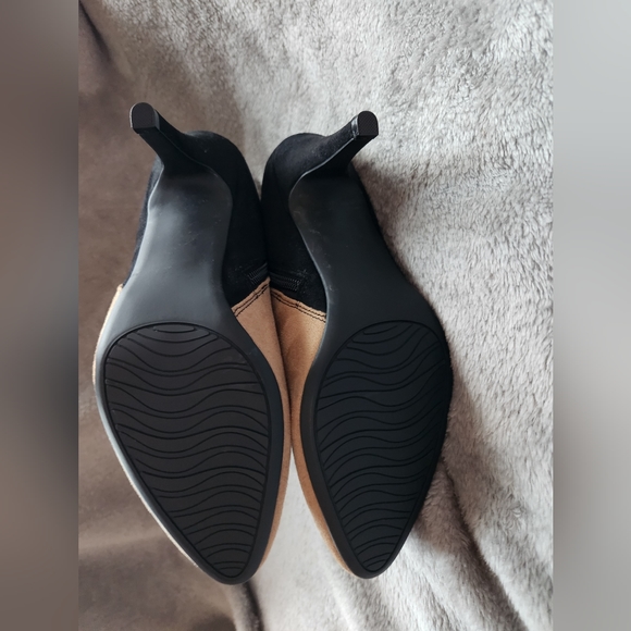 NWOT Woman's Heel/Boot Shoes Size 7 - Picture 3 of 4